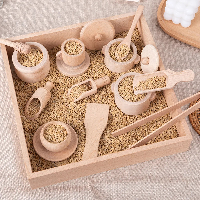 Set da gioco sensoriale che simula una cucina.